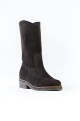 Bota de caña media color marrón chocolate, de gamuza, con puntera redondeada, costuras decorativas en marrón claro y taco bajo.