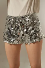 Short negro con lentejuelas.
