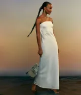Vestido midi de satén blanco, sin breteles, con escote drapeado en la espalda y tira elástica.