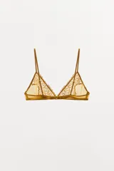Bralette triangular color mostaza con tirantes finos ajustables, confeccionado en mesh con aplicación de encaje floral a tono. Cierre trasero con gancho metálico.