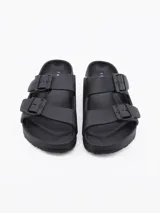 Sandalias de goma color azul marino con hebillas ajustables.