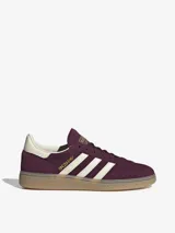 Zapatillas Adidas Handball Spezial color borgoña con detalles en blanco y suela color caramelo.