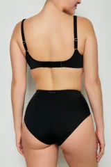 Conjunto de lencería color beige, compuesto por un corpiño con aro y detalles de tul, y una bombacha tipo bikini.