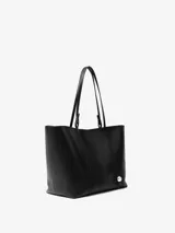 Bolso tote negro de cuero liso con doble asa de hombro, correa bandolera ajustable y extraíble, cierre a presión, cuenta metálica plateada grabada, bolsillo interior con solapa y cremallera, herrajes metálicos plateados y logo grabado.