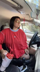 Buzo de tejido de punto color rojo, con cuello redondo y ribete celeste. Presenta costuras blancas visibles en hombros y mangas.