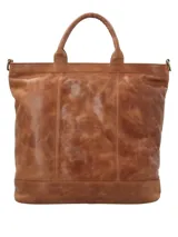 Cartera tote de cuero color marrón con diseño trenzado en el frente, doble asa corta, correa larga ajustable y extraíble, cierre superior con cremallera, tres bolsillos interiores (uno con cierre) y forro de poliéster reciclado.