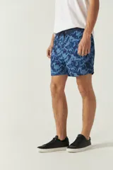 Short de baño estampado con cintura elástica ajustable con cordón, dos bolsillos laterales y uno trasero. Confeccionado en tela ligera de secado rápido y logo bordado.