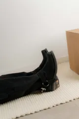 Bota de cuero negra con estribo desmontable.