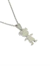 Collar de acero plateado con dije de niña.