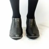 Bota de caña baja negra con textura de cocodrilo, elásticos laterales y tacón cuadrado.