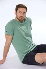 Remera azul marino lisa de manga corta con cuello redondo y logo bordado en el pecho.
