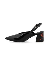 Zapato de cuero negro charol con punta fina, slingback con hebilla dorada y taco geométrico con estampado carey.