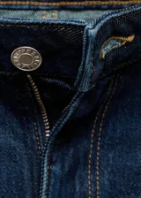 Pantalón de jean azul oscuro, de tiro medio y corte flare.