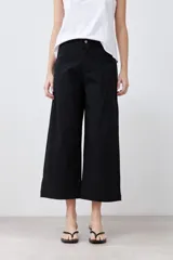Pantalón culotte negro de pierna ancha.