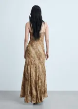 Vestido midi con estampado animal print en tonos marrones y beige, con breteles finos y escote recto con detalle de volados.