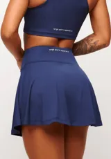 Pollera short deportiva negra, con calza incorporada y bolsillos laterales.