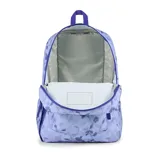 Mochila JanSport modelo Crosstown con estampado floral en tonos lila y morado. Presenta un compartimento principal grande, bolsillo frontal con organizador interno y bolsillo lateral de malla para botella de agua.