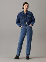 Pantalón de jean azul de corte recto, tiro alto y pierna estrecha en el tobillo.