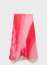 Falda midi plisada de poliéster con forro interior, estampado degradado en tonos rosa y rojo, bajo asimétrico y cierre lateral con cremallera invisible.