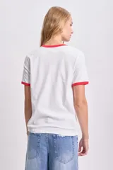 Remera blanca de manga corta con cuello y mangas con borde rojo, y estampado de Mickey Mouse comiendo fideos.