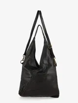 Bolso negro de cuero tejido con asa de hombro y correa larga ajustable. Tiene un diseño de entramado de cuadros en todo el frente.