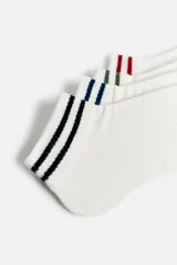 Pack de cuatro pares de calcetines tobilleros blancos con bandas de color en el borde.