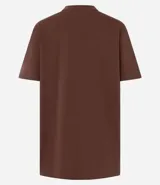 Remera marrón de algodón con cuello redondo y mangas cortas. Estampa frontal con la frase "Coffee First Existin Later" en letras blancas.