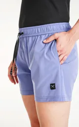 Short de baño color lavanda, calce regular, con tres bolsillos, elástico en la cintura y cordón para ajustar.