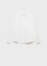 Camisa blanca de lino con cuello camisero, manga larga con puños abotonados, cierre frontal con botones y bolsillo de parche en el pecho.