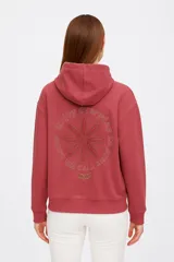 Buzo verde con capucha, cordones ajustables, bolsillo tipo canguro y puños y bajo acanalados. Presenta un logo de estrella bordado en el pecho.