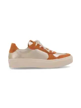 Zapatillas deportivas de cuero vacuno color dorado y naranja, con cordones de algodón y suela sintética.