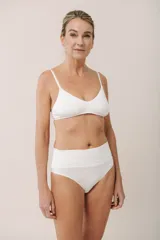 Culotte de algodón suave color azul marino, con faja en la cintura y calce delicado.