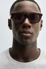 Pack de tres camisetas básicas de hombre, corte regular, cuello redondo y manga corta.