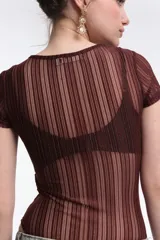 Body negro de encaje con rayas verticales y mangas cortas.