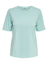 Camiseta color verde agua, de corte recto y mangas cortas.