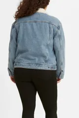 Campera de jean celeste con cuello de sherpa blanco, bolsillos laterales y frontales con solapa y cierre con botones metálicos.