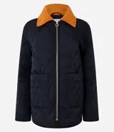Campera puffer negra con cuello de terciopelo color mostaza, cierre frontal con cremallera y bolsillos laterales.