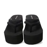 Sandalias de plataforma negras con tiras de tela y base de goma.