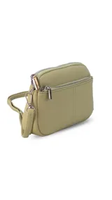 Bandolera pequeña color negro, de material símil cuero, con correa fina y herrajes plateados.