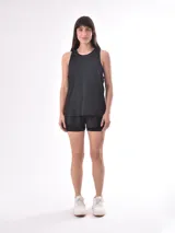 Musculosa deportiva negra de corte holgado con cuello redondo y sisas amplias.