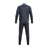 Conjunto deportivo Under Armour de hombre, compuesto por campera con cierre y pantalón largo. La campera es de color gris en la parte superior y azul marino en la parte inferior, con logo de la marca en el pecho. El pantalón es azul marino con logo de la marca en la pierna.