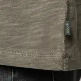 Remera de algodón orgánico color gris oscuro, de corte recto y manga corta.