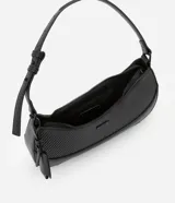 Cartera tipo baguette color negro, confeccionada en material sintético con textura en relieve. Tiene correa de hombro ajustable y cierre de cremallera.