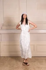 Vestido largo sin mangas con estampado batik en tonos celeste y gris, escote en V y aberturas laterales.