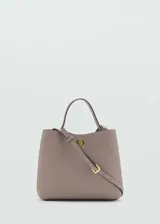 Bolso tipo bucket color gris topo, con efecto piel y cierre metálico dorado. Tiene asa corta y correa larga extraíble y ajustable.