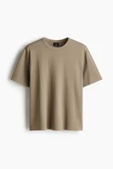 Remera color marrón claro en tejido waffle de algodón pesado, con cuello redondo ribeteado acanalado y bajo recto.