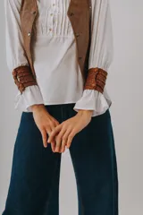 Pantalón de jean azul oscuro, de corte wide leg, tiro alto y bolsillos delanteros y traseros.