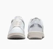 Championes urbanos Converse Weapon, color blanco con detalles en gris.