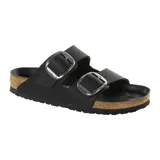 Sandalias Birkenstock Arizona Big Buckle de cuero aceitado color negro, con dos correas ajustables y hebillas grandes plateadas.