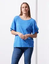 Blusa azul de algodón texturado, marca Ruby Rd. Manga corta con terminación amplia y cuello redondo.